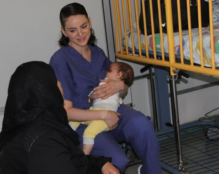 Palesztin csecsemőt szoptatott egy zsidó nővér